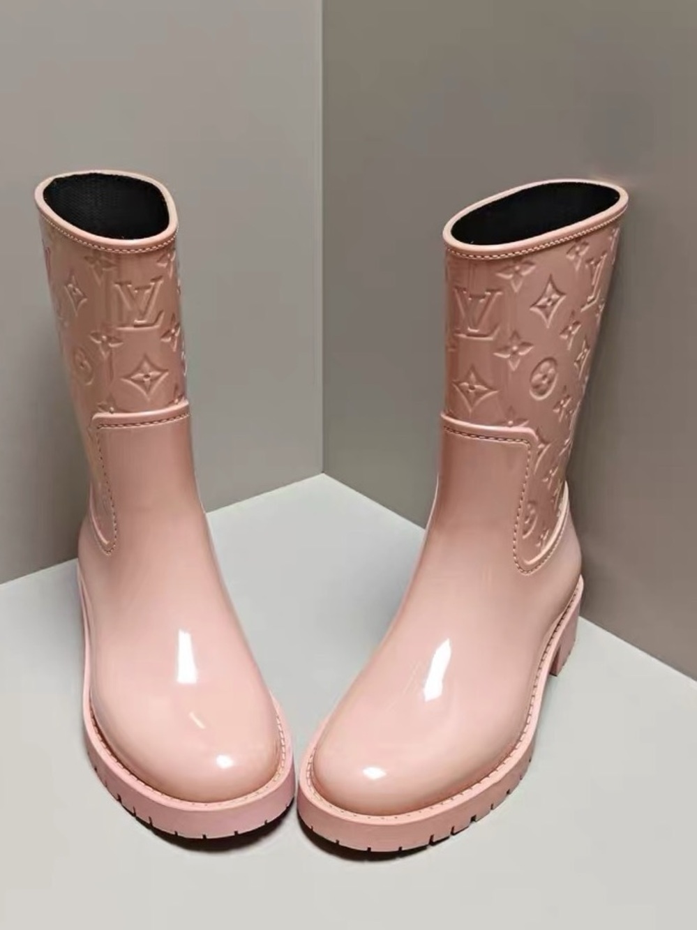 ❌sold❌🚩steal Louis Vuitton Pale Pink Monogram Rain Boots for Women - Picture 2 of 5
